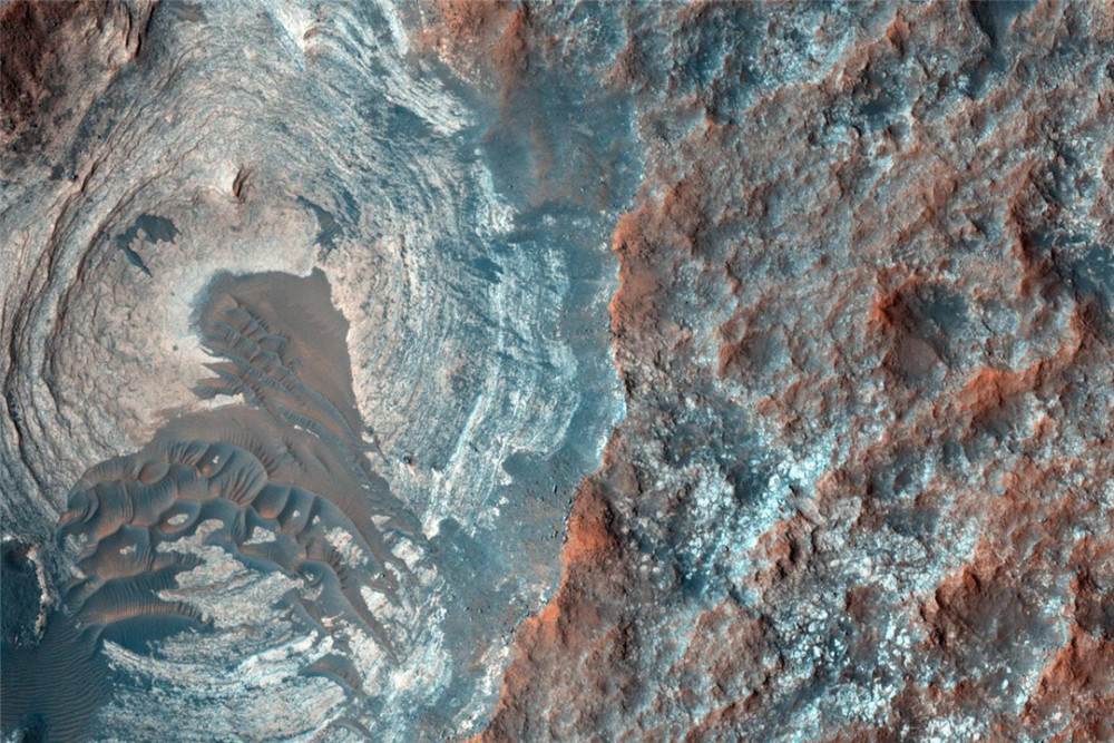 nasa公布火星照片,疑似发现怪物留下的痕迹,轮廓清晰可见!