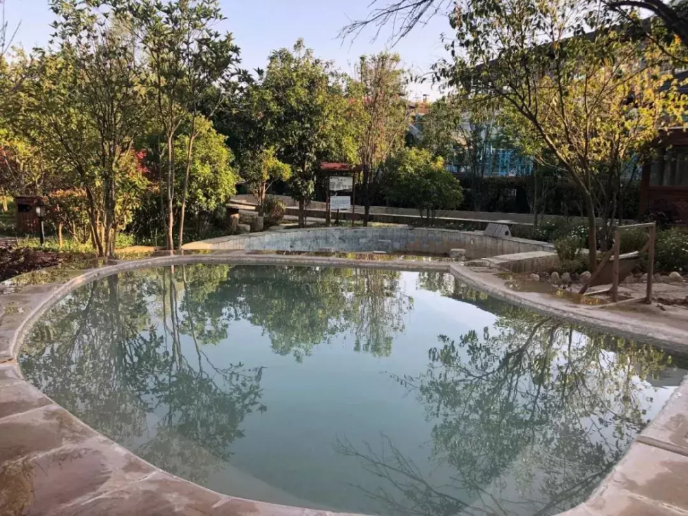 还有私密性,绿植覆盖率高的情侣池,大小各异的小汤池,可以容纳情侣