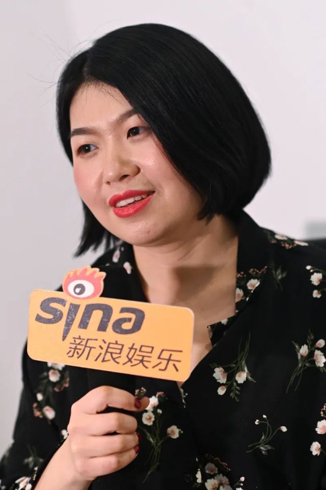 热搜上的凡尔赛文学家蒙淇淇,来到了我们的办公室