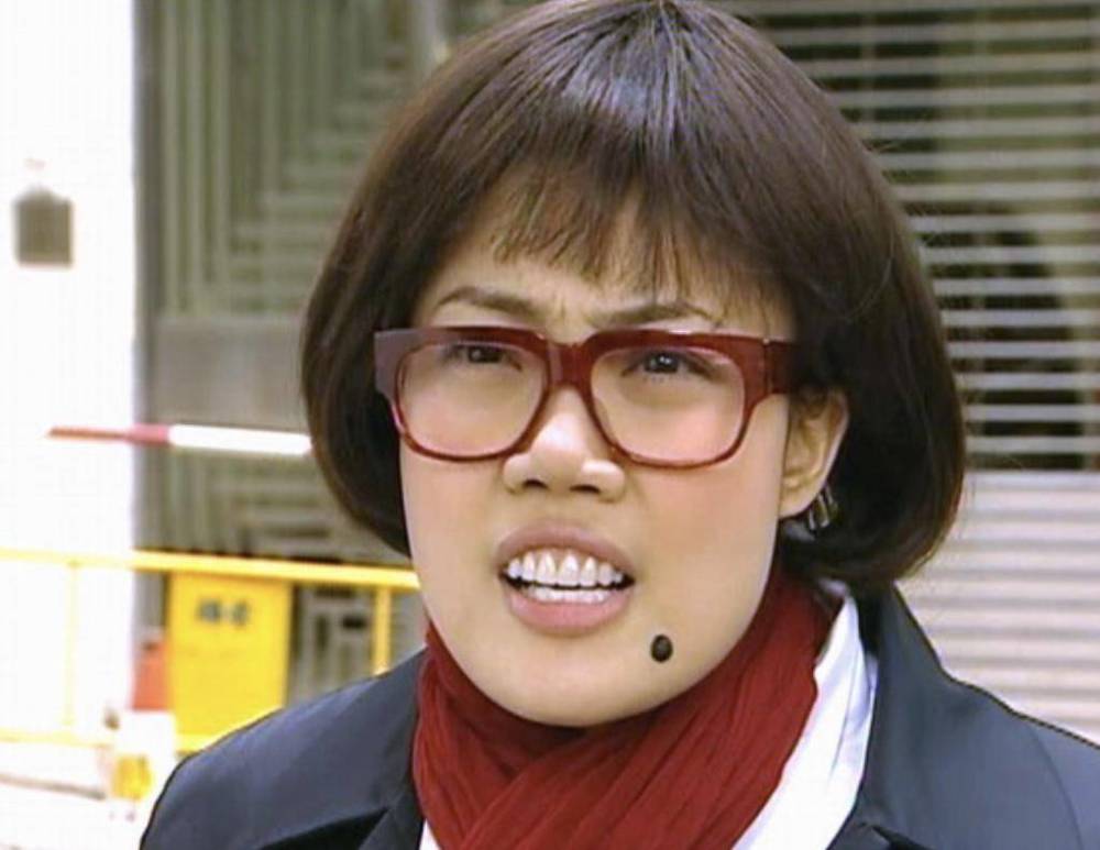 在《美丽在望》中,容祖儿饰演的也是一名丑女,身形臃肿的她不仅有哨牙