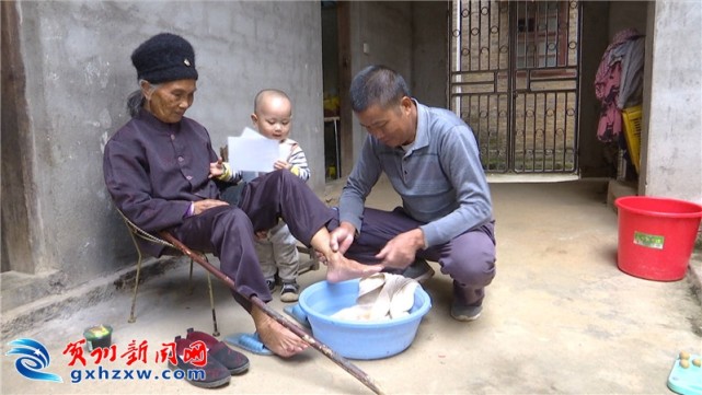杨俊群 生活清贫孝心不贫 杨俊群