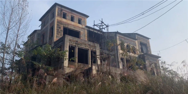 重庆南山烂尾别墅群项目已停11年半价出售你愿意要吗