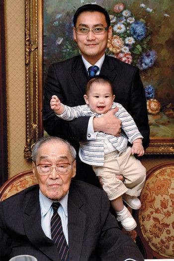 真正的富n代孔子的第77代后裔出生时由政府出兵保护