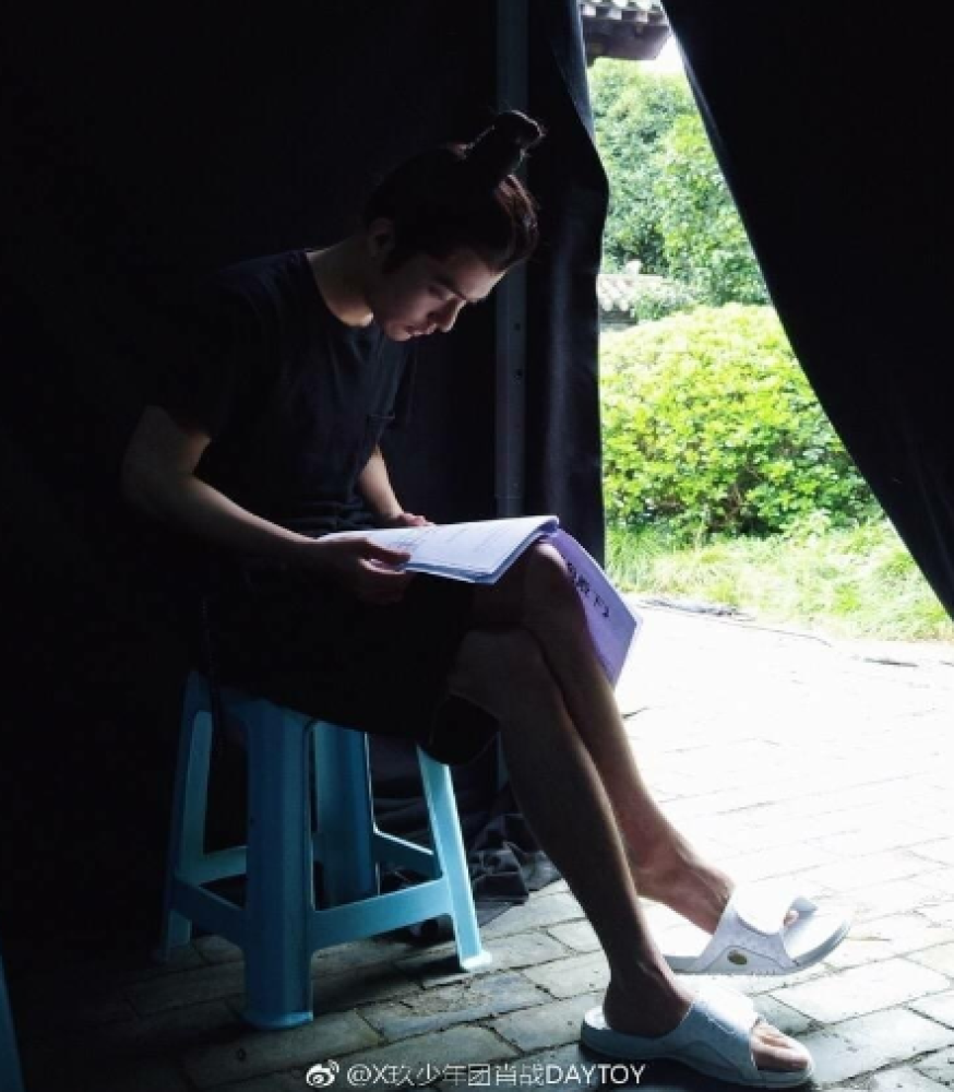 狼殿下|《狼殿下》突然播出，肖战曾为这部剧自责崩溃，买月饼向剧组赔罪