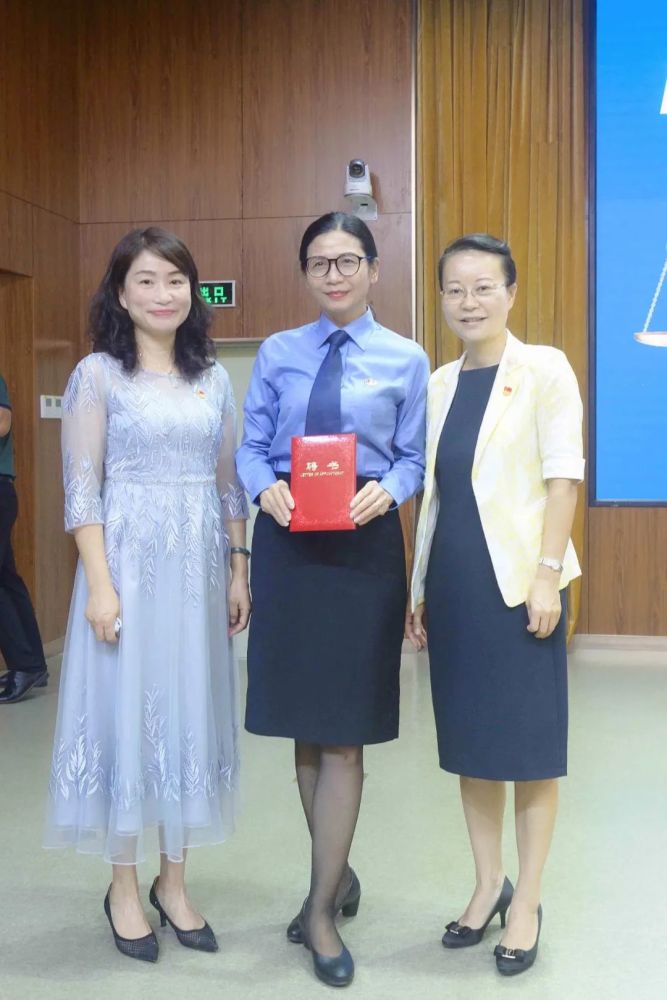 区教育局局长吴雪慧为区检察院院领导及未检工作人员颁发法治副校长