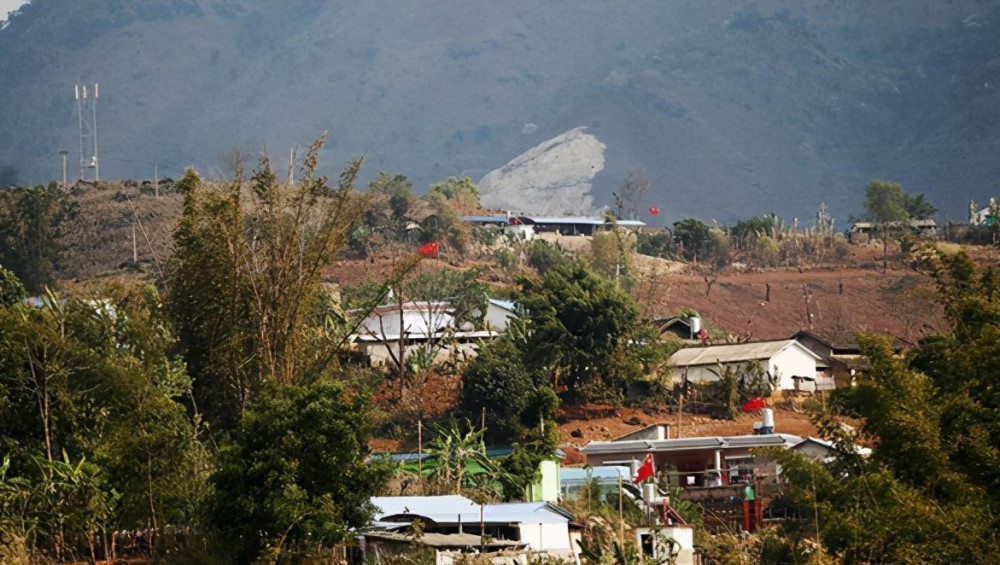 中缅边境遍插五星红旗你抱怨的今天正是缅甸人梦想的明天