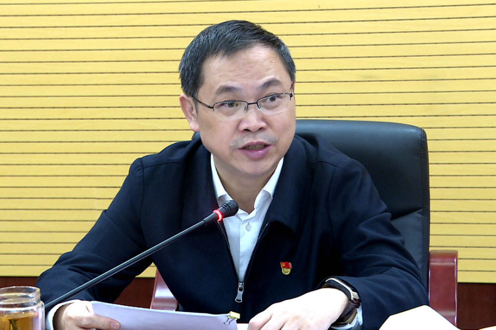 县委书记贺利华主持召开县委农村工作暨脱贫攻坚,城镇贫困群众脱贫