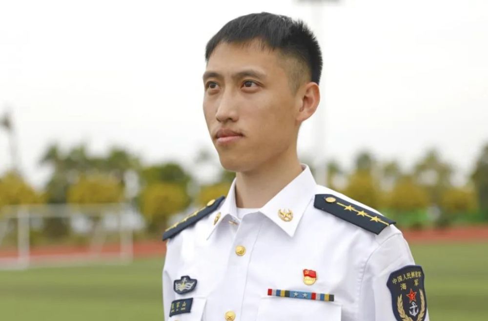 革命军人既有铁骨也有柔肠更有责任和担当南 海图文:李虹明 吴亢慈