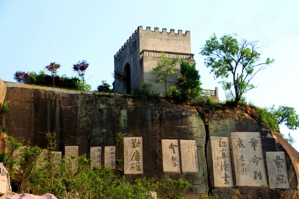 汉字|绝壁上这个“德”字460平方米，世界上最大的单体摩崖石刻汉字