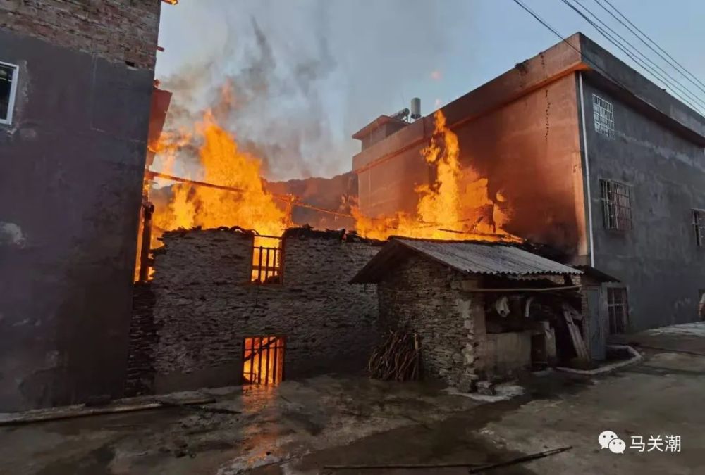 突发!文山州一民房发生火灾