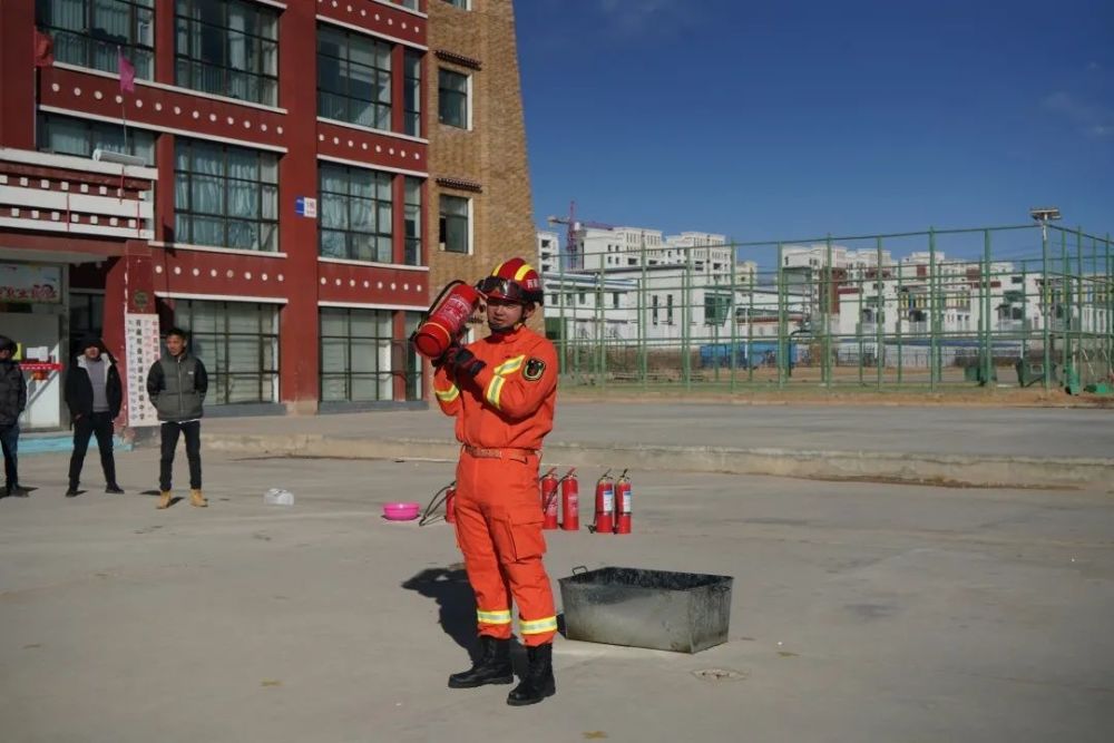 那曲市消防救援支队深入那曲市双湖县中学开展消防安全培训及演练