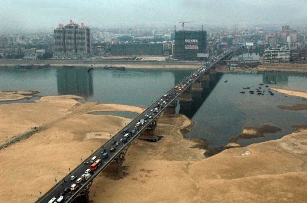 之一旧,2005年12月,北江航道未改造升级前,清远市区只有一条过江大桥