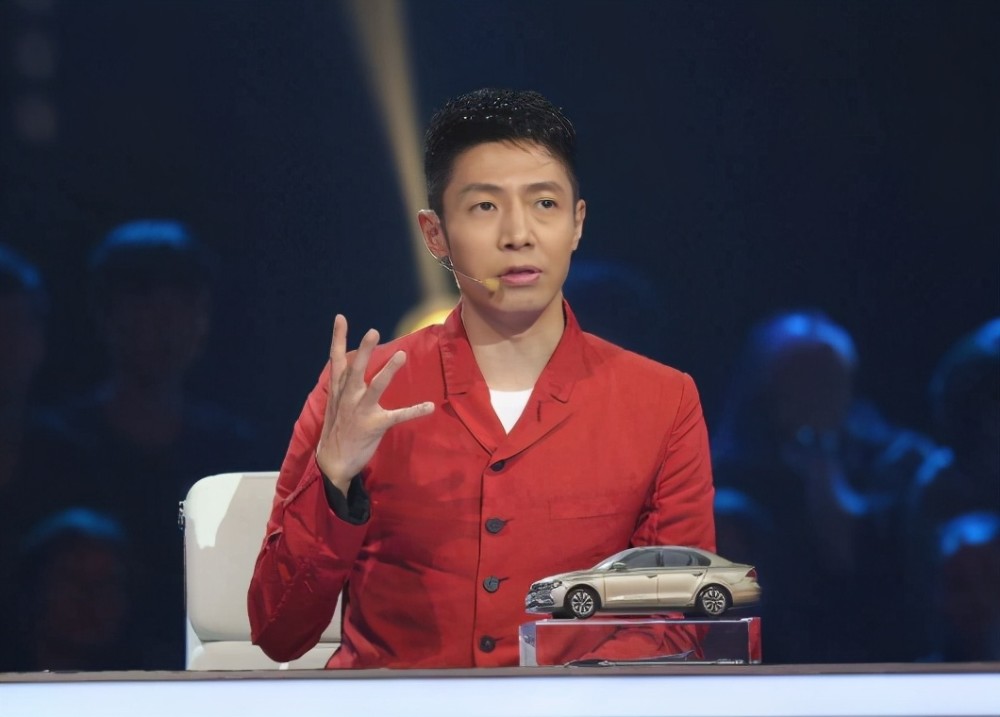 开始工作后,更是台里的佼佼者,他主持的《正大综艺》等节目,更是颇受