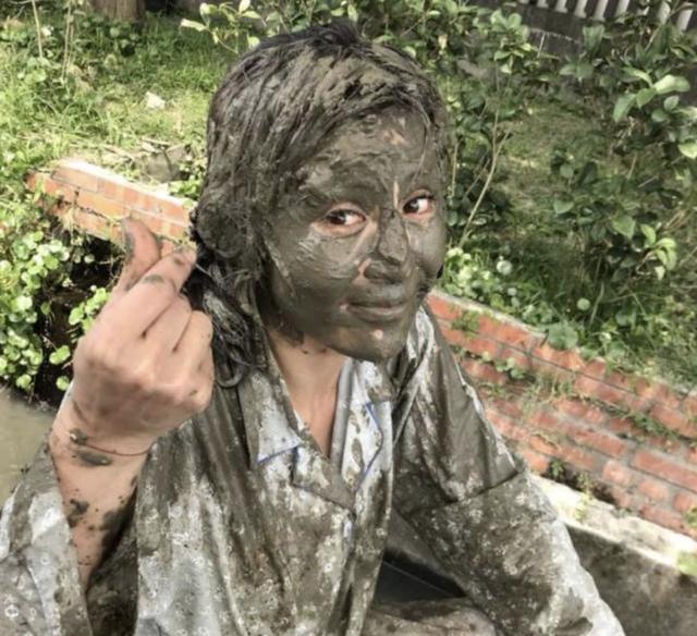 而演员郑仲茵更是为了演好一个镜头满脸抹了泥巴和猪粪,甚至还忍下了
