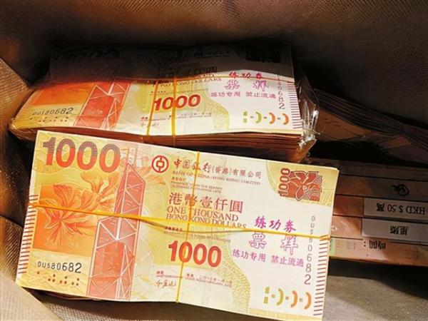 缴获的伪钞被诈骗的赌场筹码记者从广东省公安厅获悉,近日,珠澳警方联