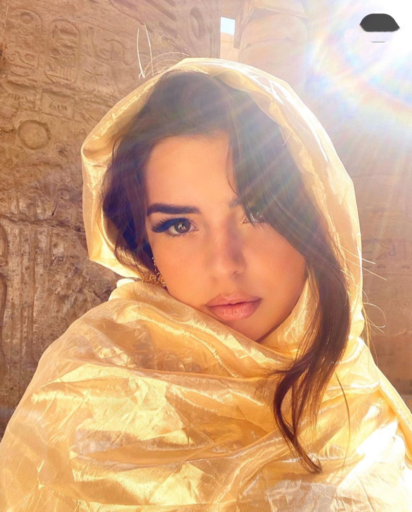 25岁的英国模特黛米·罗斯(demi rose )最近被pretty little thing