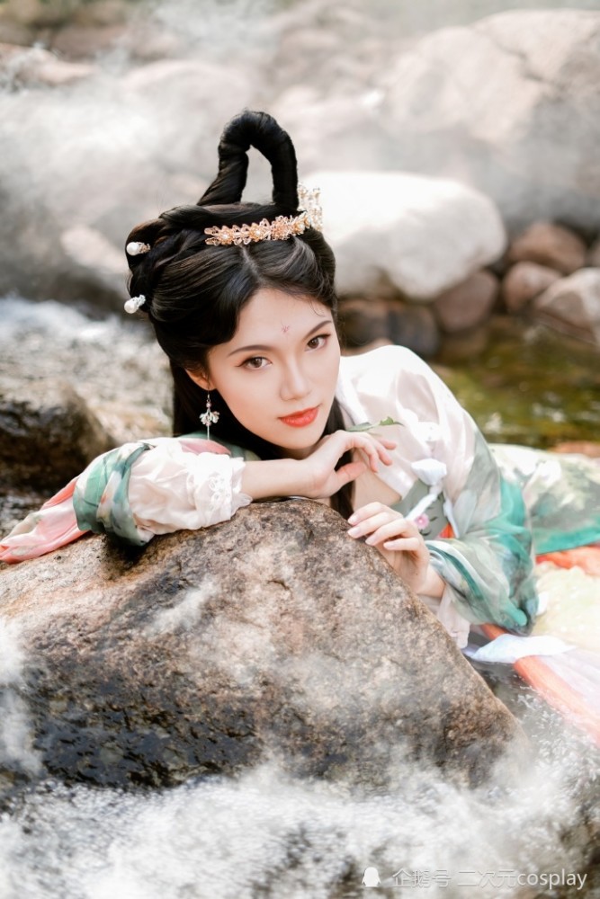 汉服欣赏:袅袅轻烟,清泉托起俊佳人,好一个优雅倾人心