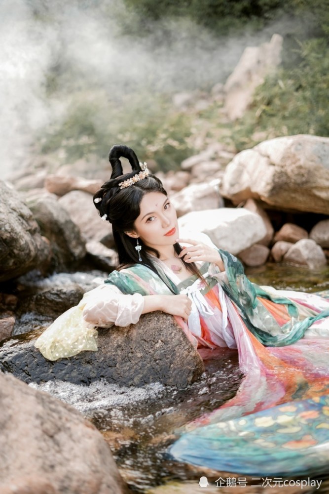 汉服欣赏:袅袅轻烟,清泉托起俊佳人,好一个优雅倾人心