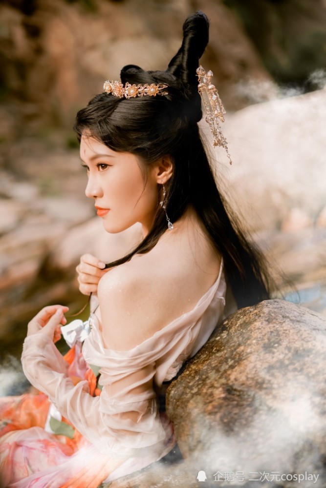 汉服欣赏:袅袅轻烟,清泉托起俊佳人,好一个优雅倾人心