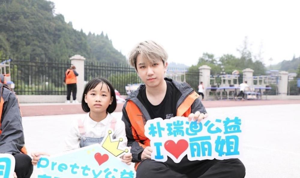 变形计又引争议张迪拉横幅要求还我清白