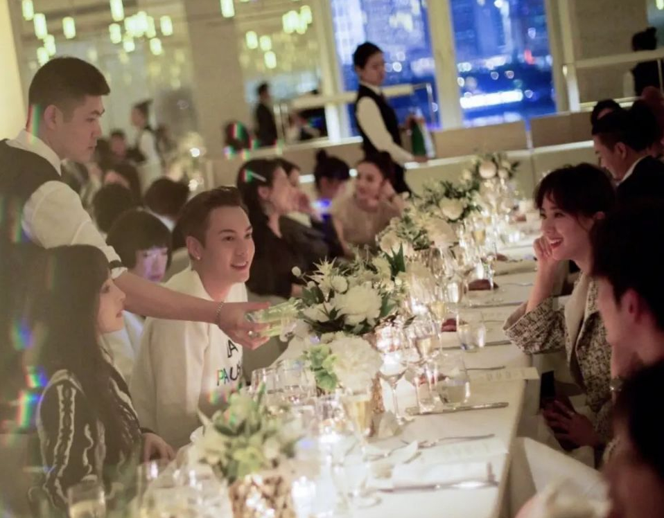 刘诗诗|杨幂刘诗诗又同框了，与陈伟霆热聊甚嗨，网友：爷青回