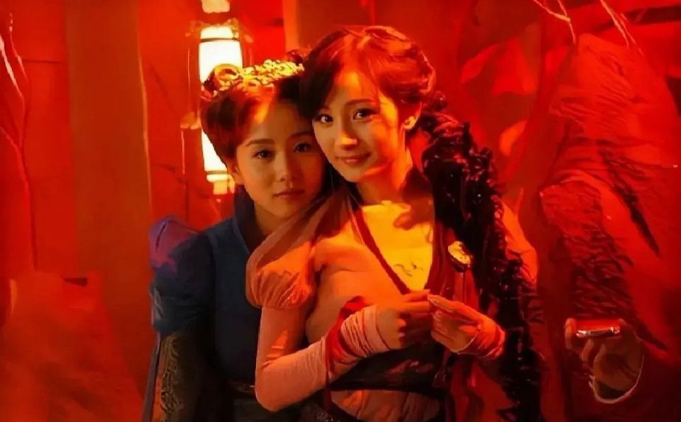 刘诗诗|杨幂刘诗诗又同框了，与陈伟霆热聊甚嗨，网友：爷青回