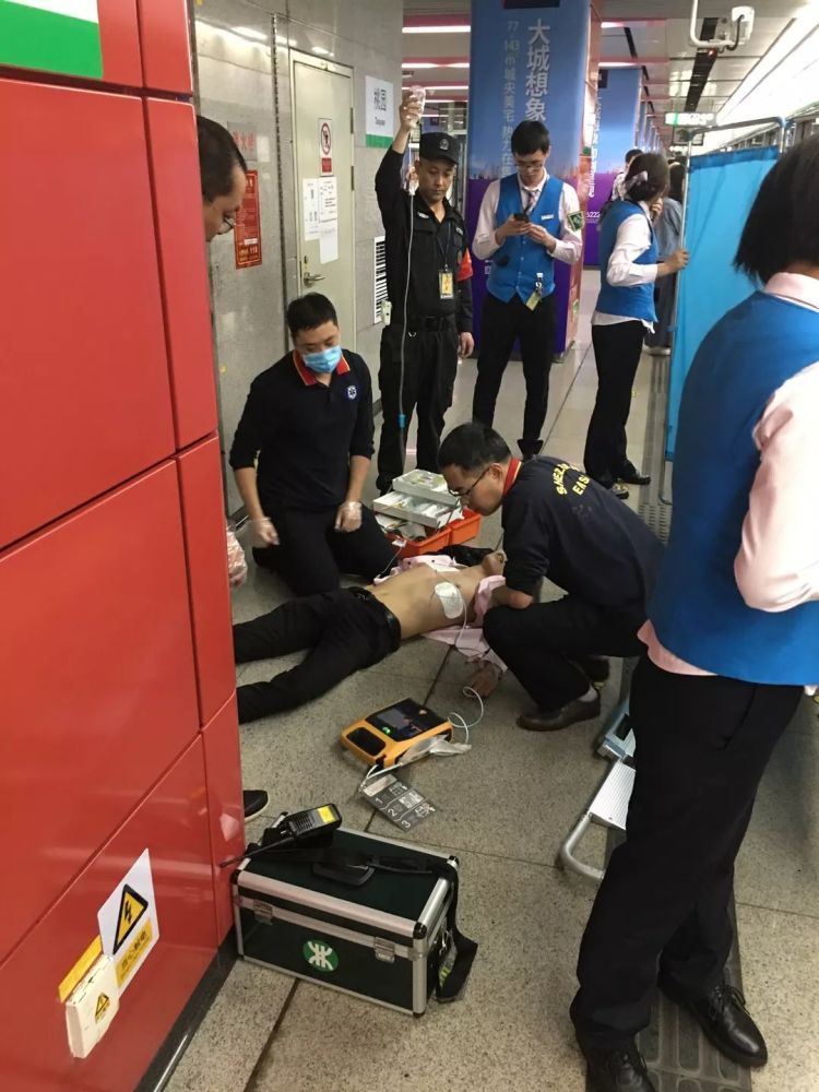 他们立即开始给小伙子做人工心肺复苏,并使用aed配合进行电击.