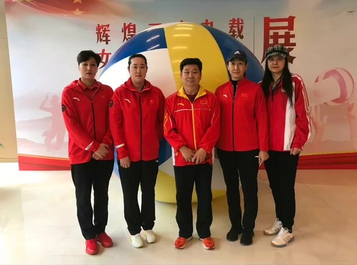 从照片可以看到,王丽娜,宋妮娜,崔咏梅等大家熟悉的女排运动员齐聚一