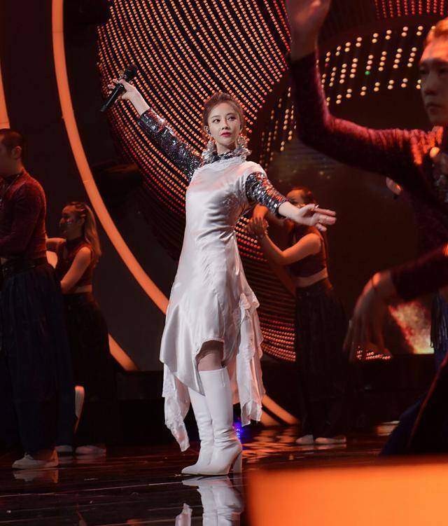 歌手在台下就非常合拍,张碧晨比冯提莫大两岁,对待冯提莫就像小妹妹一