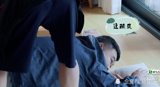 孙越帮忙踩背吴京苦不堪言战狼哥被踩在脚下谢楠拍照留念