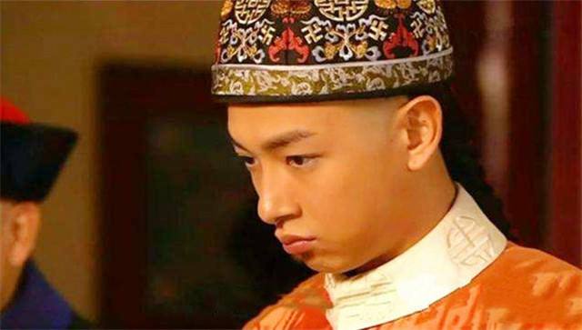 载澄比同治皇帝大两岁,小时候他在上书房伴读,那时便与同治帝感情好.