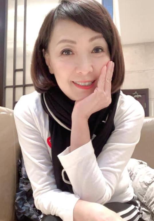 王美华2004年被发现患上甲状腺癌前期,虽然及时动手术切除了,但依旧