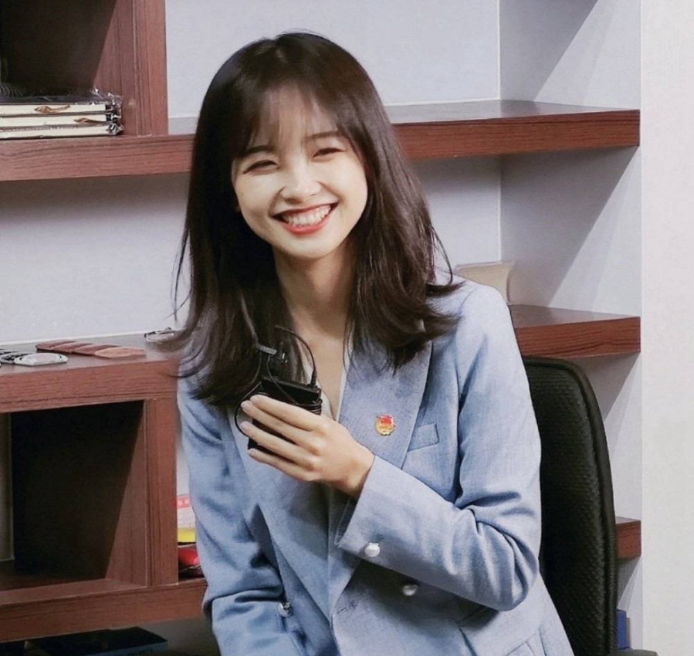 康巴汉子丁真爆火甜美记者王冰冰成新一界老婆网红脸不香了