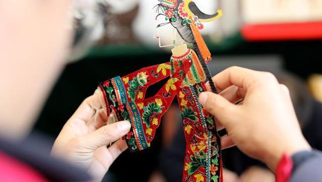 80后男子痴迷皮影制作苦学10余年成大师只为圆儿时一个梦