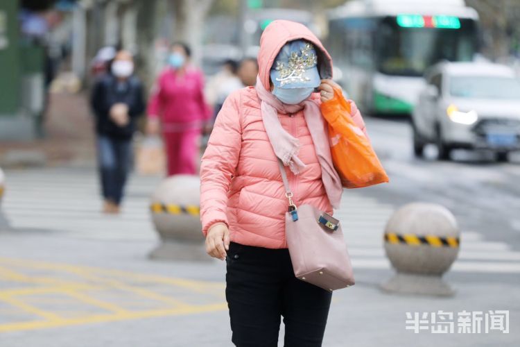 青岛气温大幅下降路上的行人重装上阵