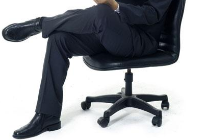 男人爱抖脚,很难大富大贵,即使有钱,最后财富也难聚集.