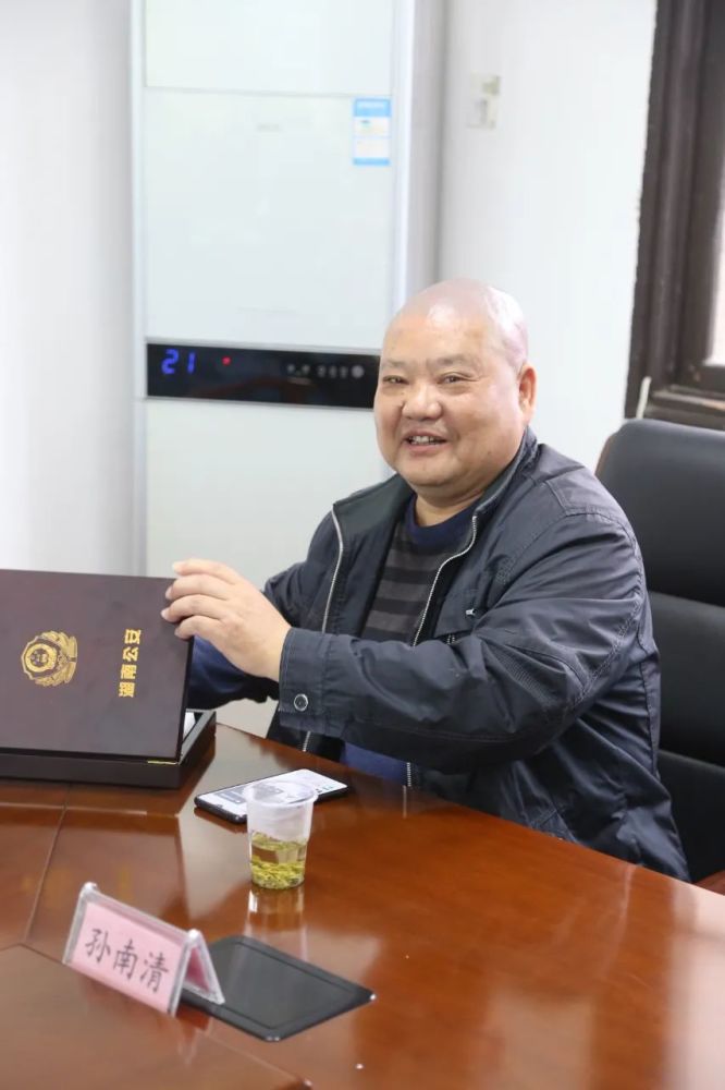 在分局四楼会议室,潘德志简要回顾了退休老同志的光