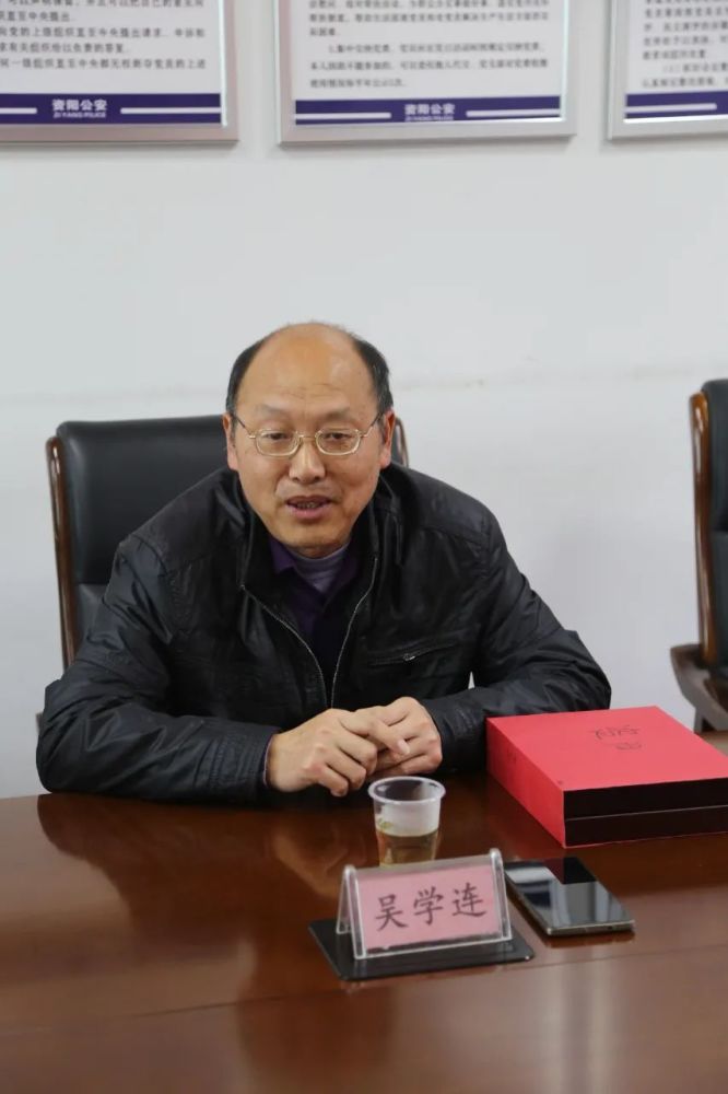 在分局四楼会议室,潘德志简要回顾了退休老同志的光