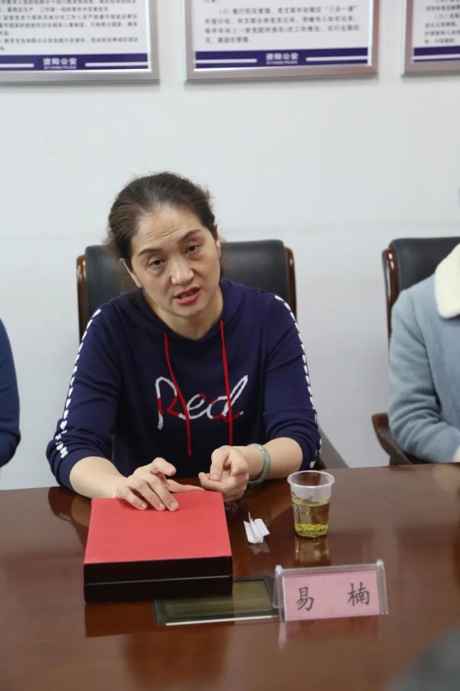 在分局四楼会议室,潘德志简要回顾了退休老同志的光