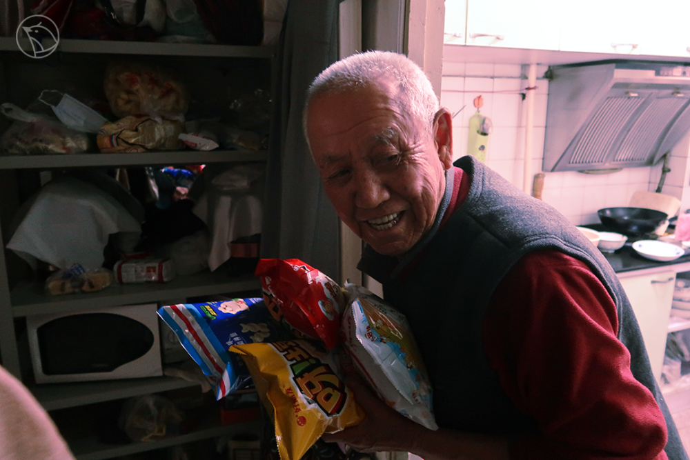 这个东北小区全是老年人,排队取钱像考试,难倒大爷大妈_腾讯新闻