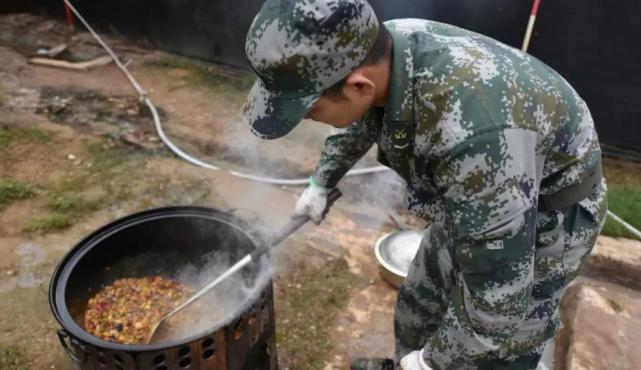 越軍展示無煙灶,煙霧貼地走讓網友大吃一驚,其實都是我軍玩剩的