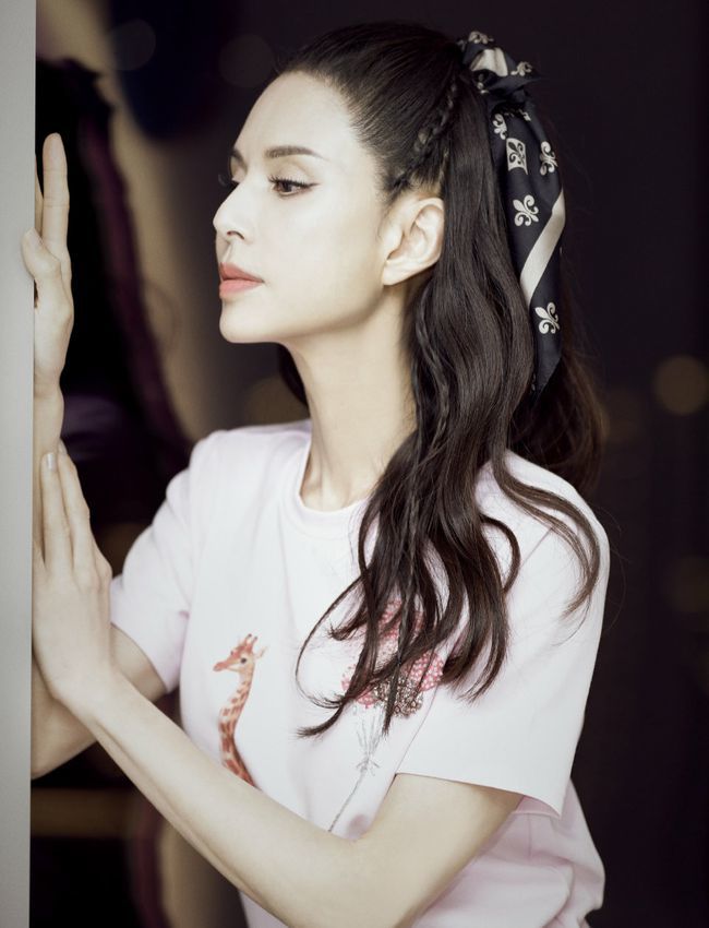 姑姑李若彤参加天天向上54岁的年纪马甲线清晰可见