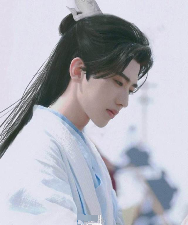 蔡徐坤|真不错！蔡徐坤把伞让给女生撑，暖男也太会来事了