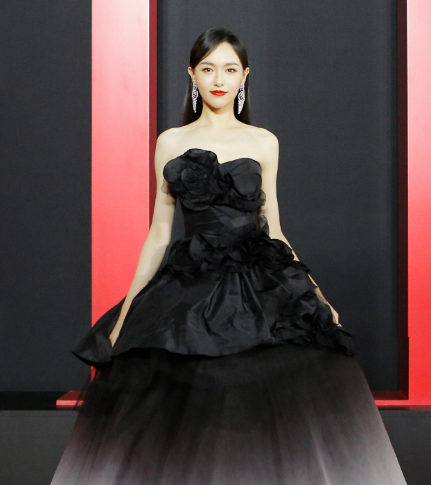 图中能看到她穿了一条非常华丽的黑色礼服,看起来就像一朵艳丽的黑