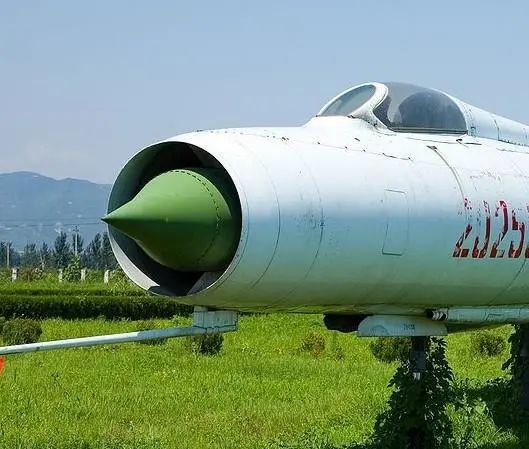 歼八奇葩设计机头进气如一女双夫两台发动机常抢气致空中熄火