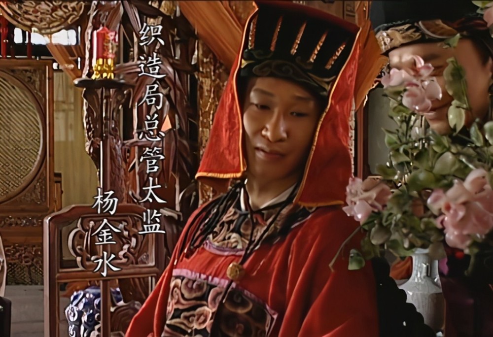 是《麻雀》中伪善凌厉的汉奸李默群.