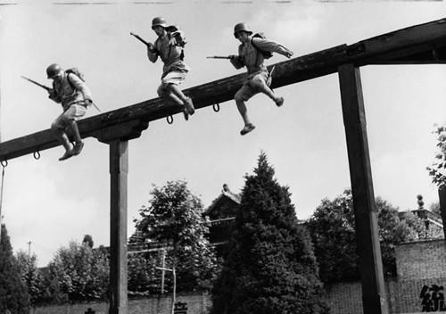 抗战时国民党特种兵军事训练照,训练不输现在特种兵,一样很严格