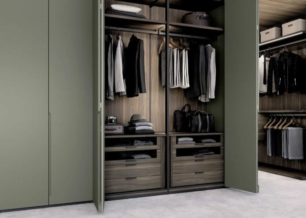 通顶门板衣柜铝木结合衣帽间让衣物的储藏从杂乱无章变得井井有条.