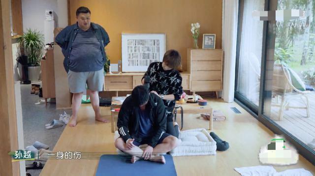 吴京|吴京自曝身体状况令人揪心：谢楠每天都帮自己按摩，疼到睡不着觉