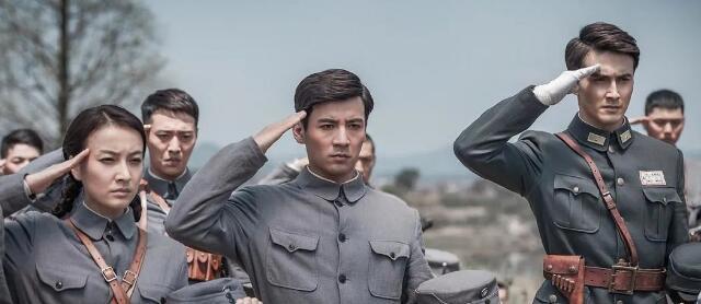 李云龙|小细节看亮剑3！李云龙结婚才能吃肉罐头，郭勋魁用刀叉吃午餐肉